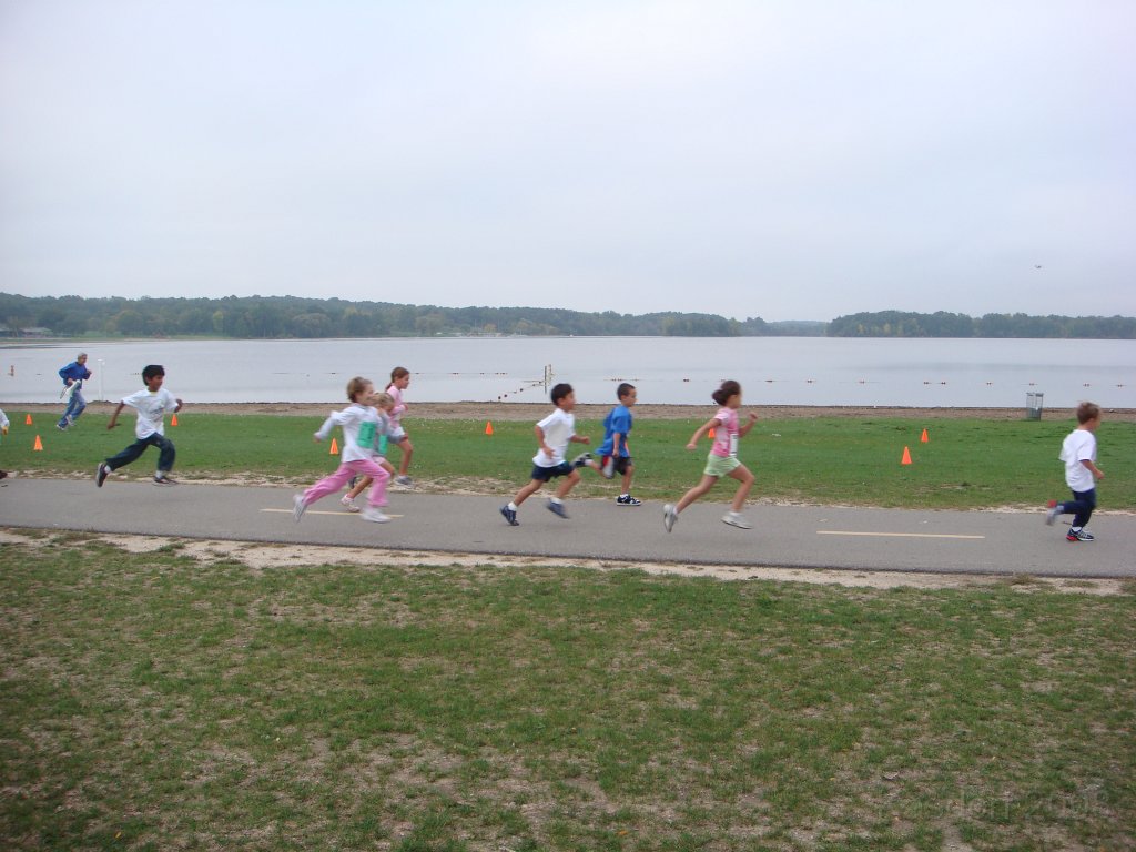 013 Kensington Run [2008 Sept 27].JPG - I would love to have a full stride like these kids do!! Makes my shuffling gait look pretty poor in comparison.